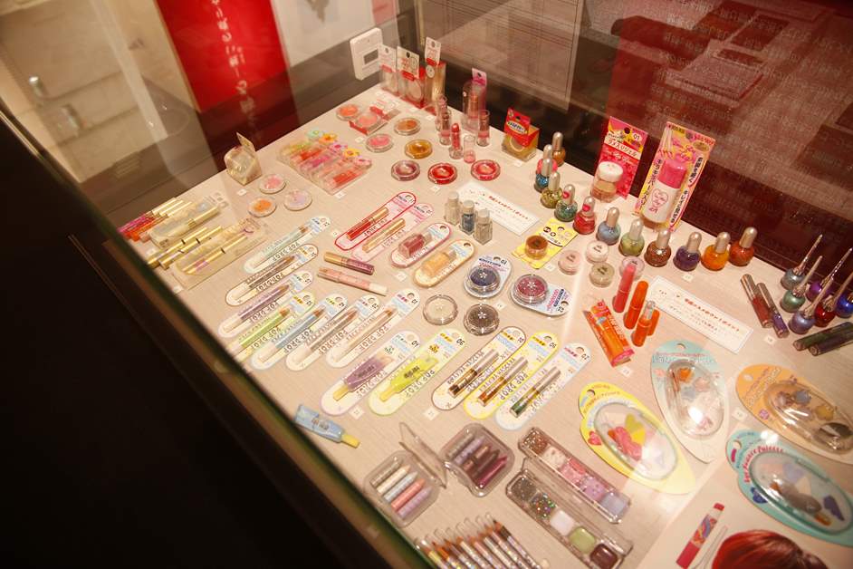 小町紅 華 伊勢半 紅ミュージアム 人生の節目や晴れ舞台を迎えるすべての人の唇を、紅で幸せ色に